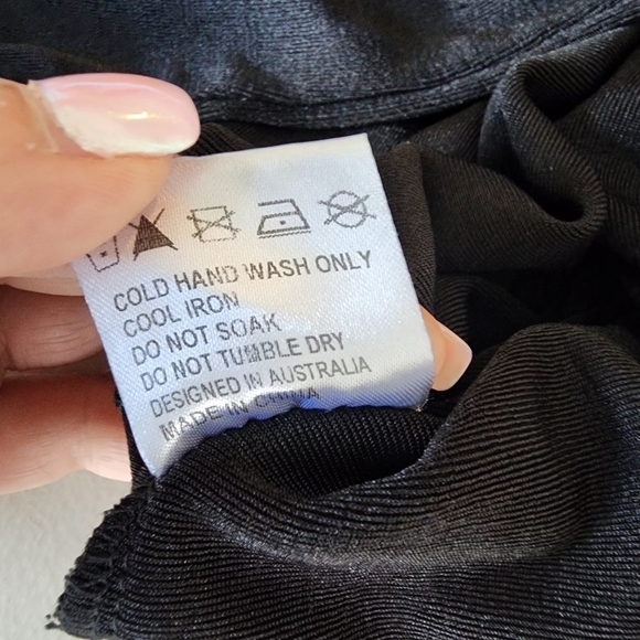 White Fox Longsleeve Black Crop Top Women's Size M. - Picture 3 of 7